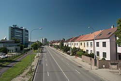 Brno-Komárov - centrum Komárova při Hněvkovského ulici od jihu (02)